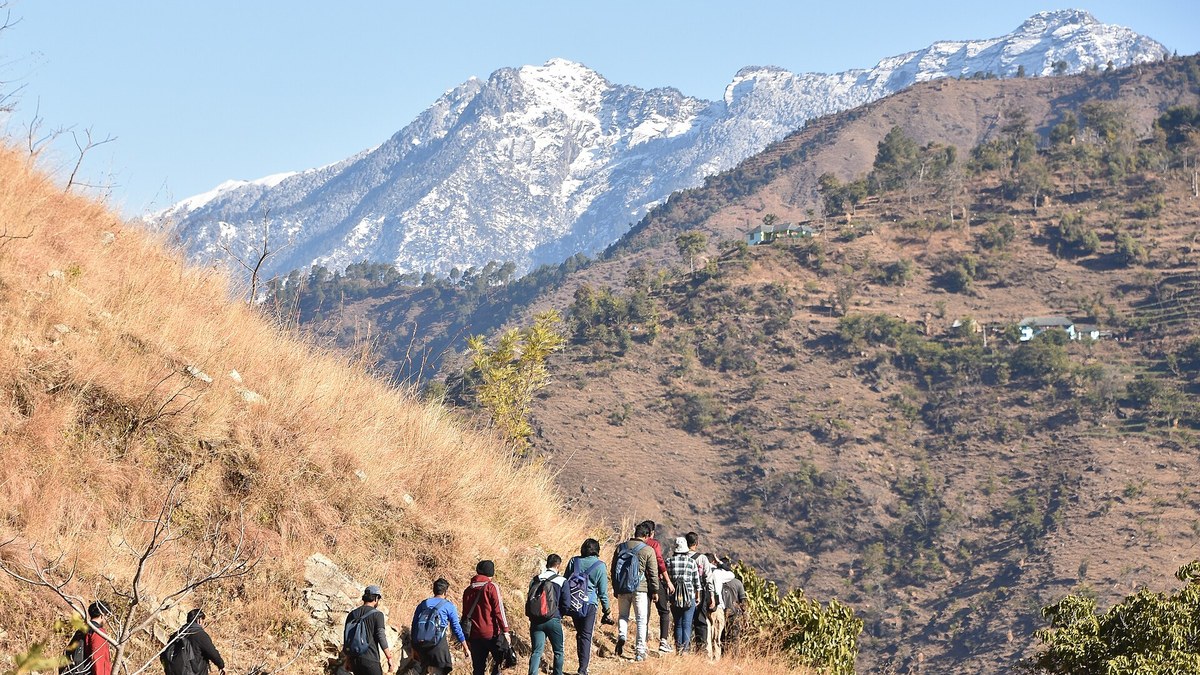 Pendaki menyusuri jalur gunung bersalju.